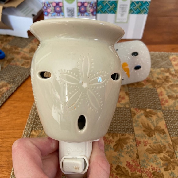 2 Scentsy plug in warmers - Picture 2 of 3